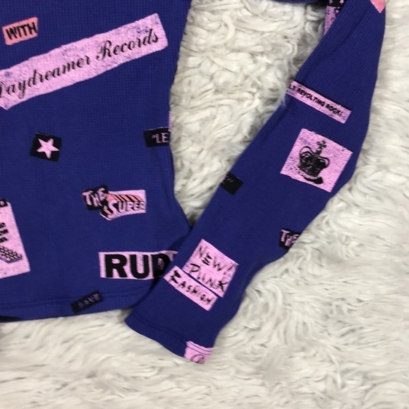 Daydreamer RUDE LOOKS COLD SHOULDER THERMAL GRAPHIC CROP Top - Picture 11 of 13